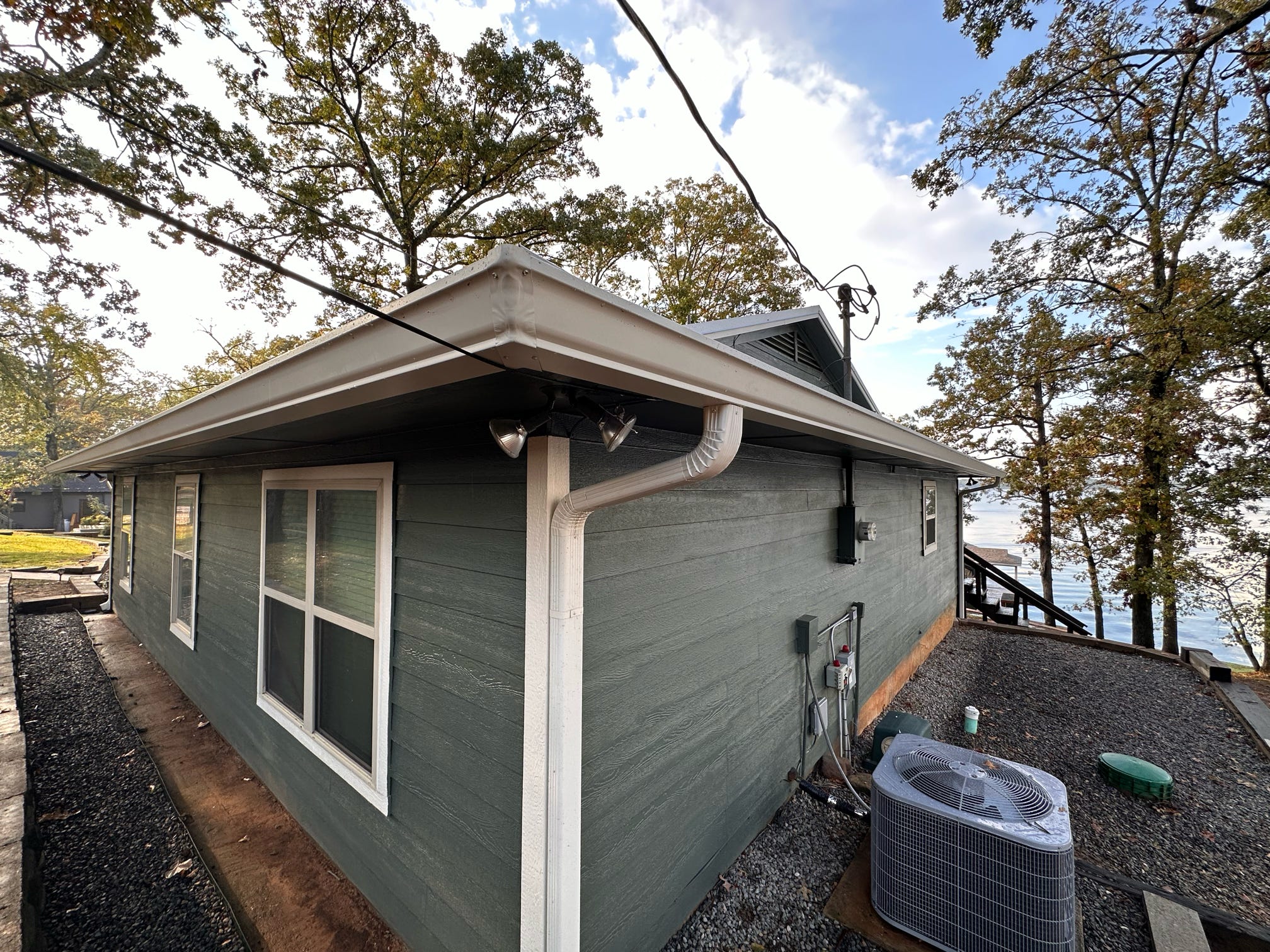 Decorative rain gutter system