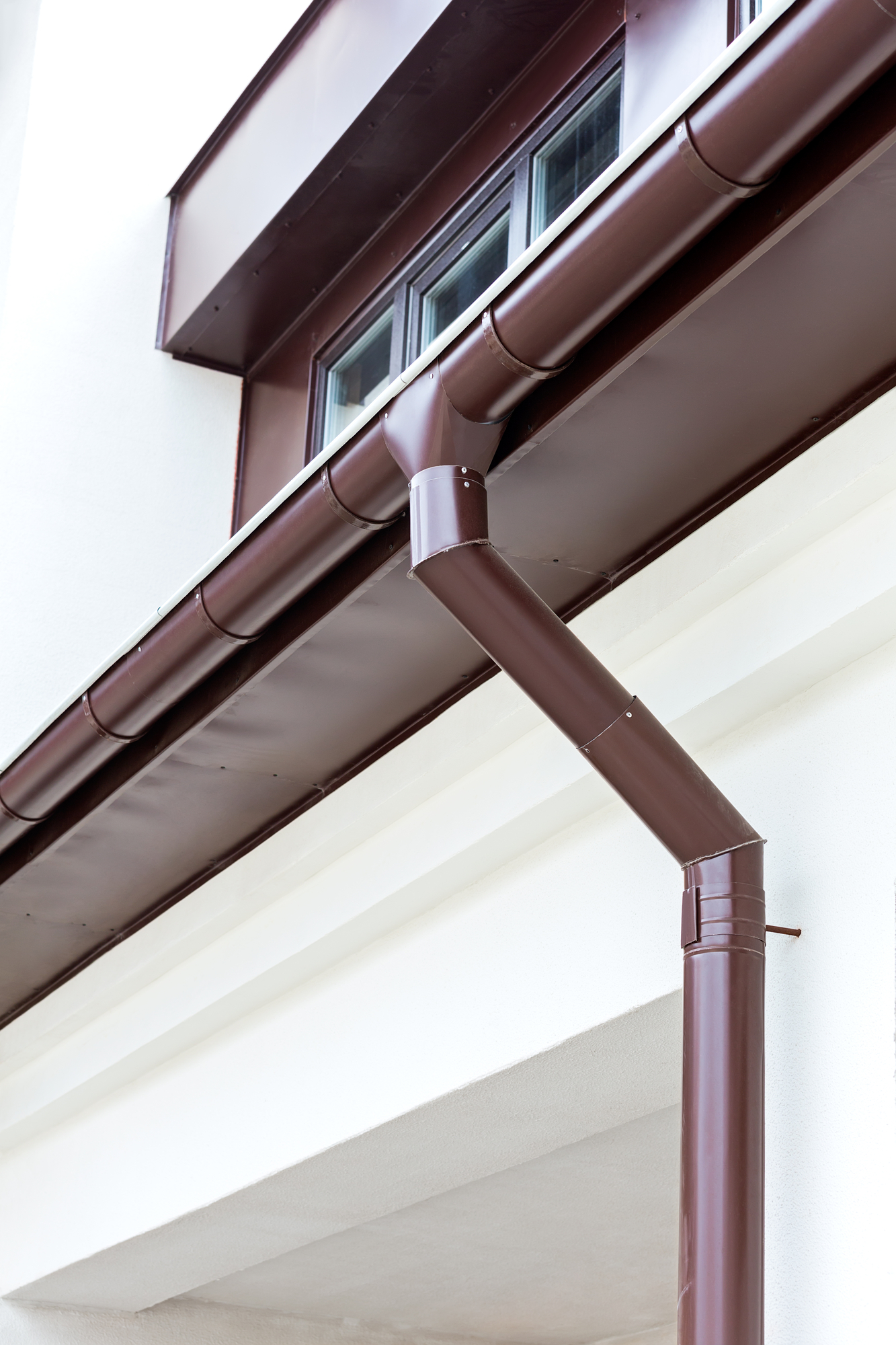 Gutter system with curved edges