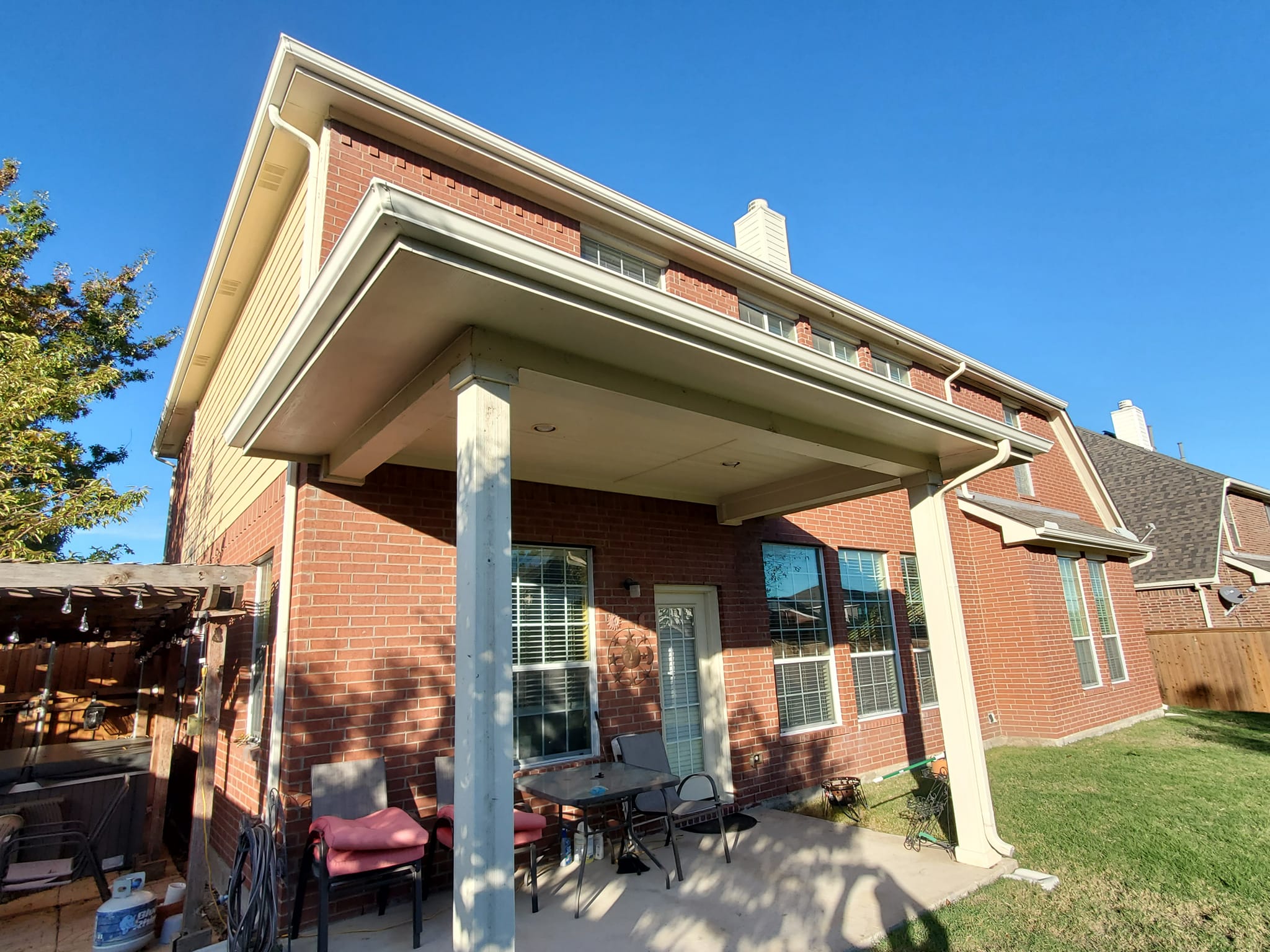 Efficient water drainage gutters