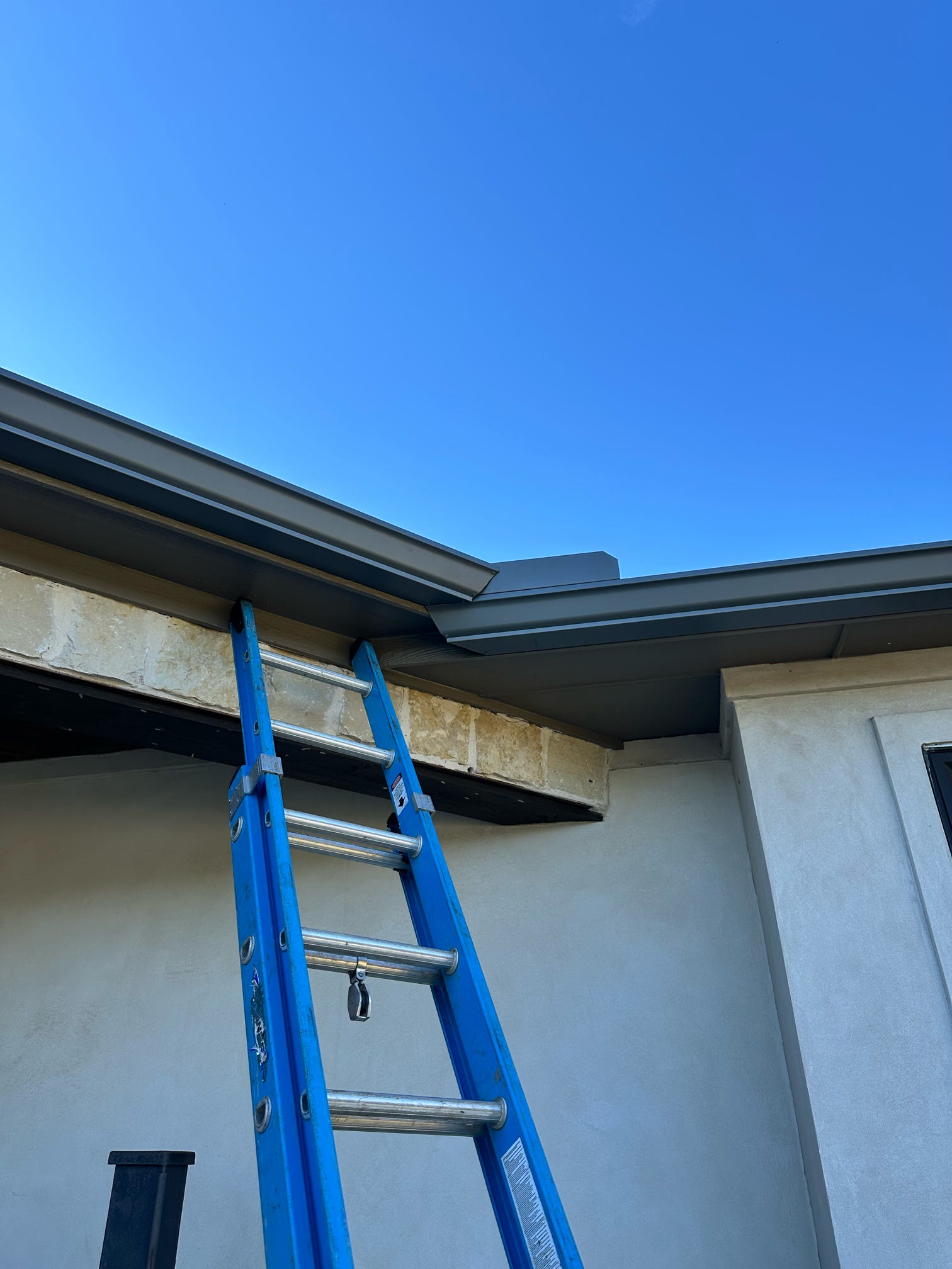 High-capacity rain gutter design