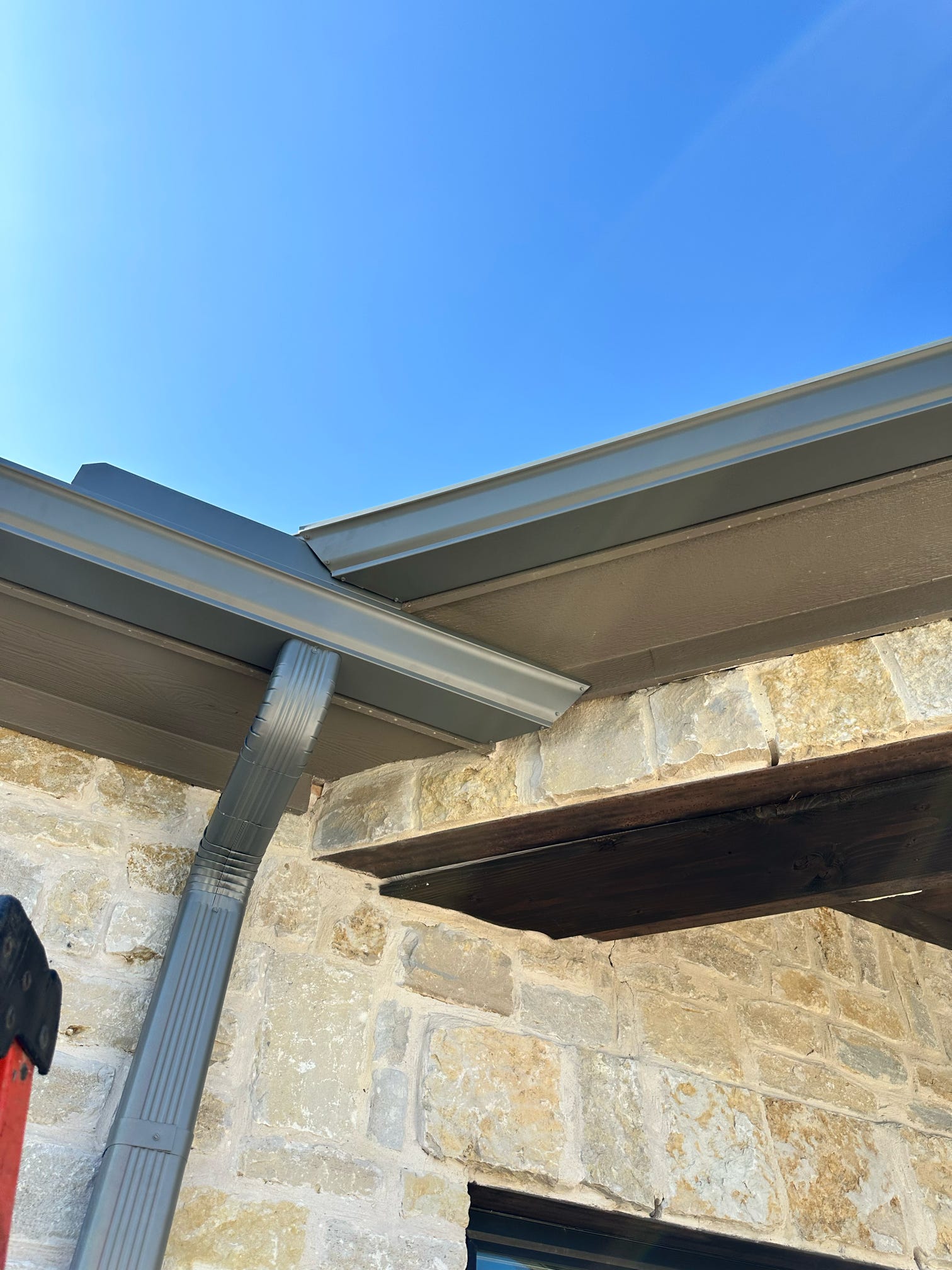 Gutter with integrated filter